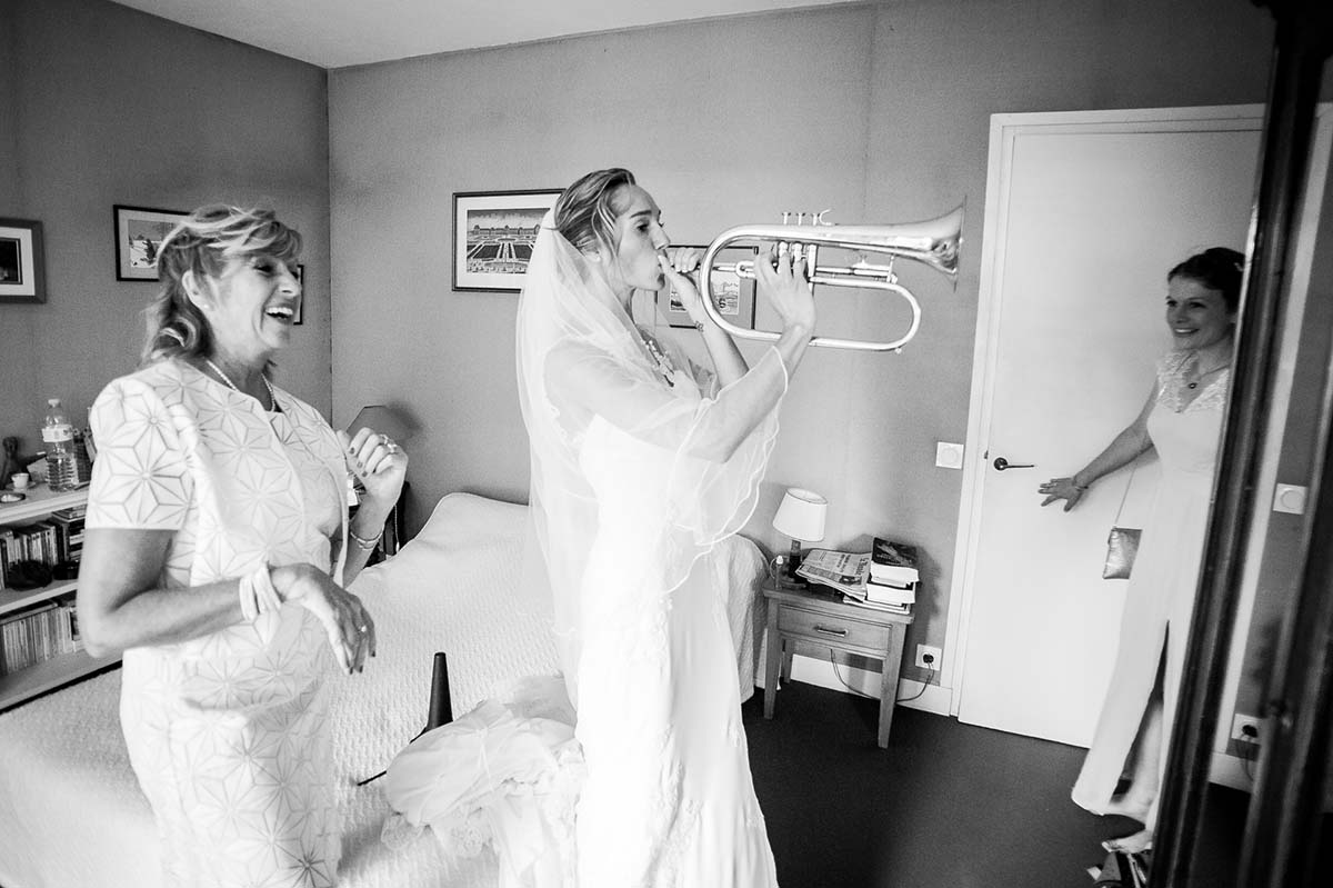 La mariée se détend un peu en jouant du bugle